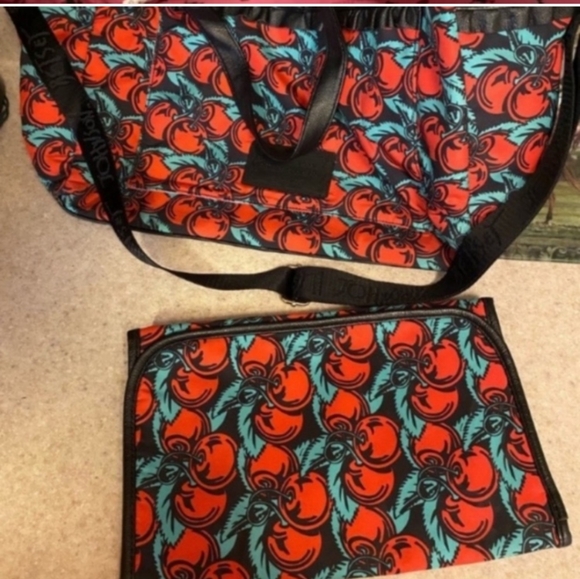 Gorgeous Betsey Johnson baby bag that could be used as a travel bag - Picture 1 of 4
